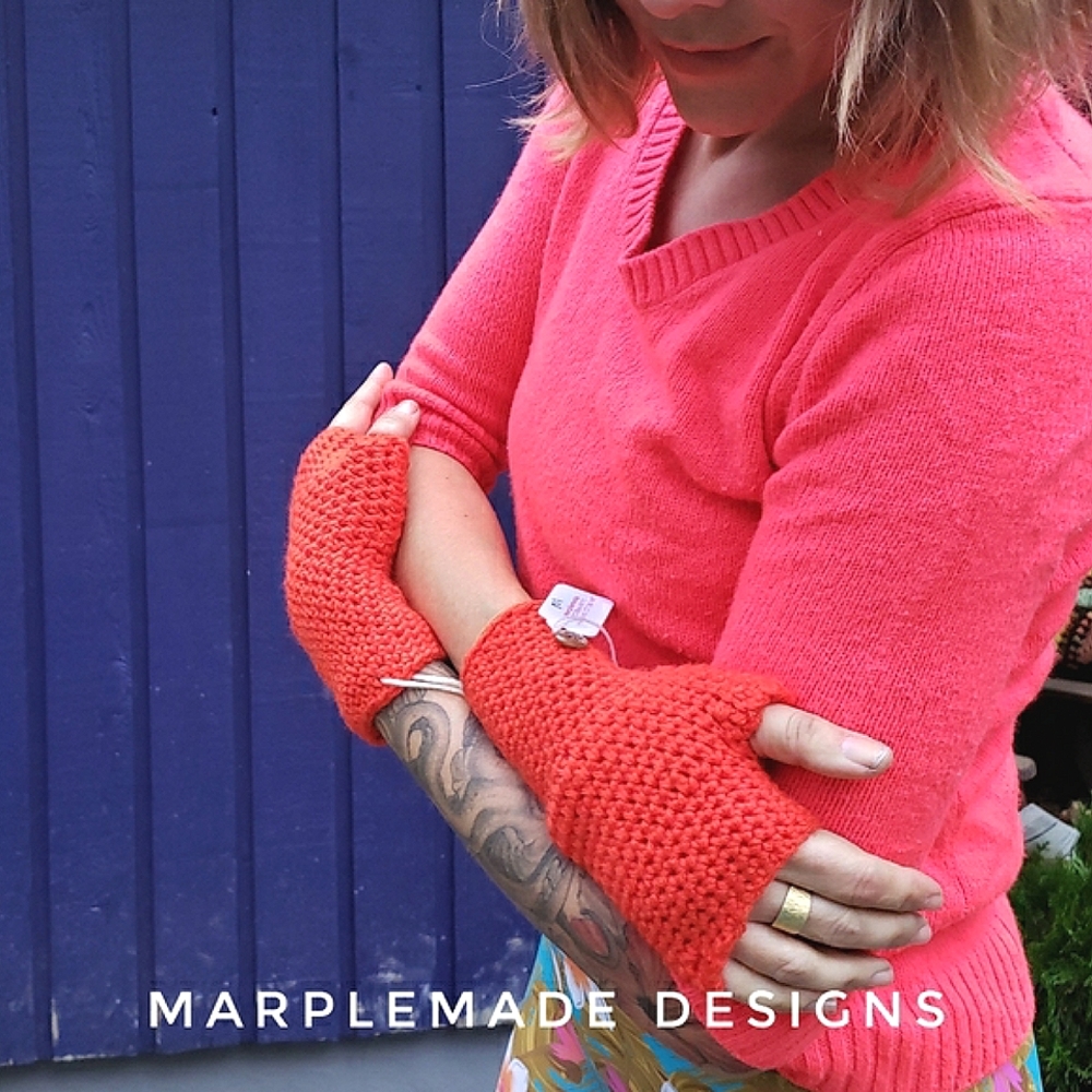 NWT* Handmade Fingerless gloves 💜 MarpleMade Designs, fitted, soft acrylic, red